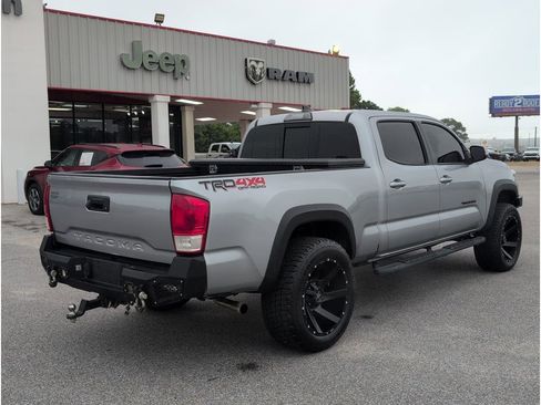 Used 2017 Toyota Tacoma TRD Off-Road image 5