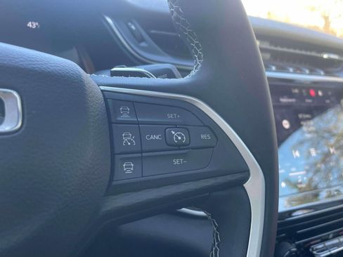 Used 2023 Jeep Grand Cherokee Laredo image 23