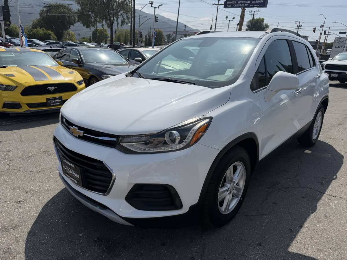Used 2019 Chevrolet Trax LT w/ LT Convenience Package FWD image 3