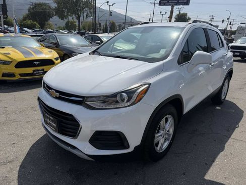 Used 2019 Chevrolet Trax LT w/ LT Convenience Package FWD image 3
