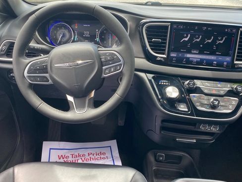 Used 2025 Chrysler Pacifica Select FWD image 10