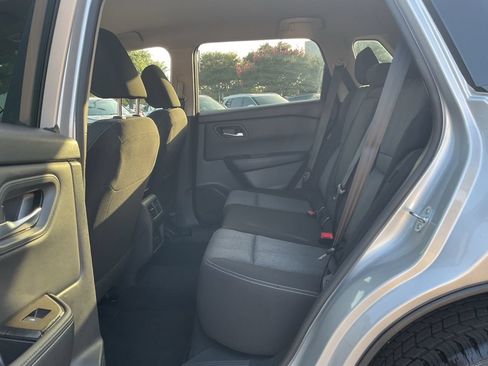 Used 2025 Nissan Rogue SV FWD image 10