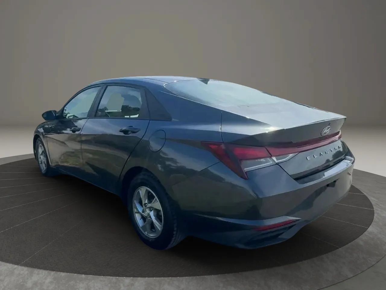 Used 2023 Hyundai Elantra SE FWD image 4
