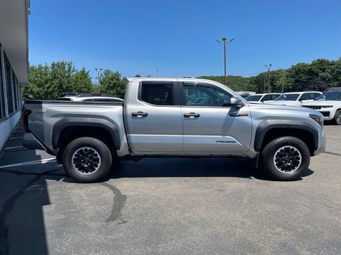 Used 2024 Toyota Tacoma TRD Off-Road w/ TRD Off Road Upgrade Package AWD/4WD image 4