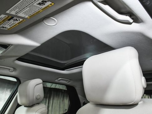 Used 2025 Land Rover Discovery S image 53