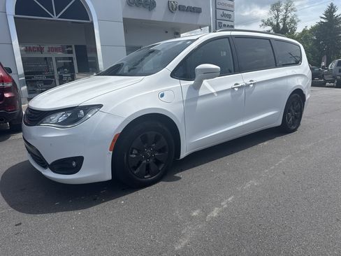 Used 2019 Chrysler Pacifica Limited w/ Advanced Safetytec Group image 2