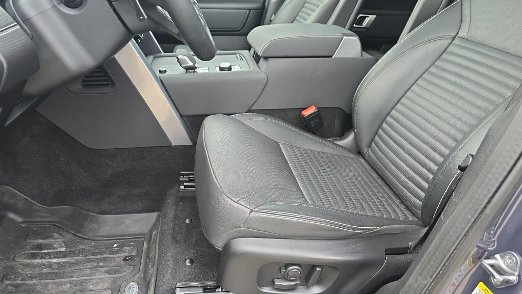 Used 2024 Land Rover Discovery Dynamic SE AWD/4WD image 13