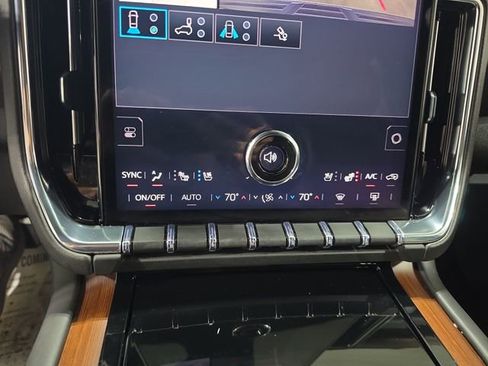 Used 2025 GMC Yukon XL Denali AWD/4WD image 15