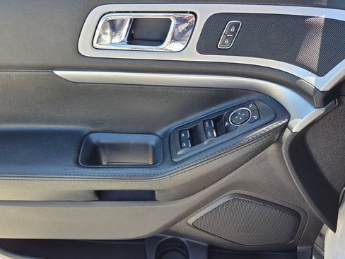 Used 2015 Ford Explorer XLT w/ Equipment Group 202B AWD/4WD image 32