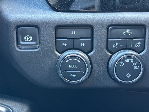 Used 2024 Chevrolet Silverado 2500 LT image 40