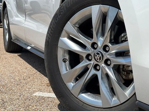 Certified 2023 Toyota Sienna Limited FWD image 2