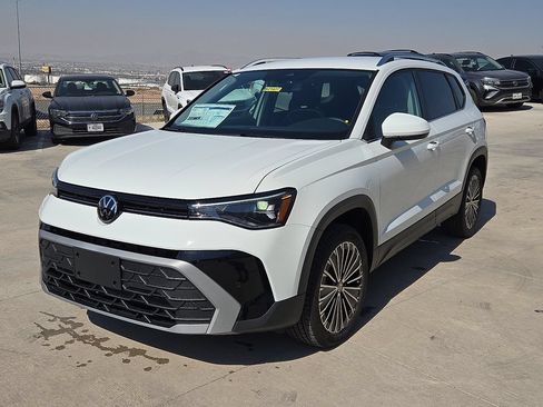 Used 2025 Volkswagen Taos SE FWD image 6