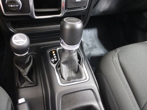 Used 2021 Jeep Gladiator Sport AWD/4WD image 32