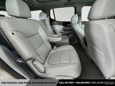 Used 2023 GMC Acadia SLT w/ Preferred Package FWD image 30