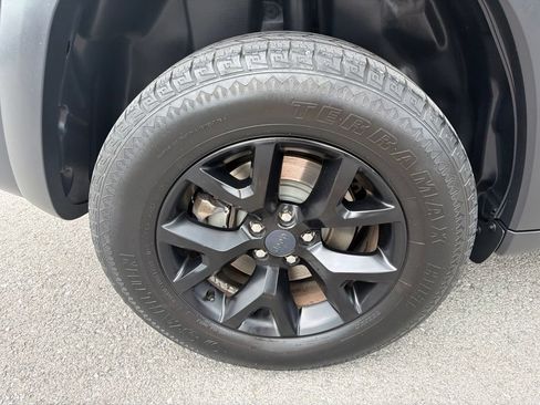 Used 2017 Jeep Cherokee Trailhawk w/ Comfort/Convenience Group AWD/4WD image 13