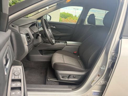 Used 2025 Nissan Rogue SV FWD image 38
