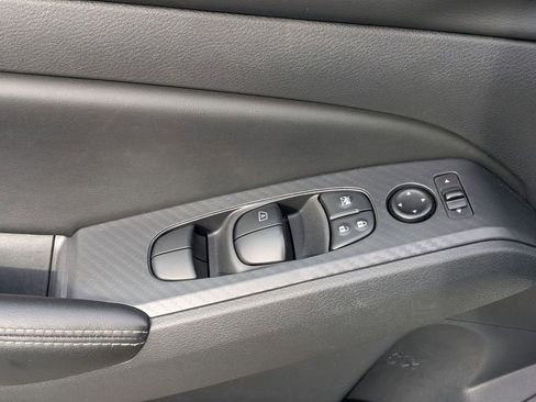 Used 2025 Nissan Altima 2.5 SV FWD image 12