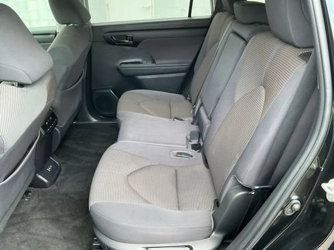 Used 2023 Toyota Highlander LE AWD/4WD image 11