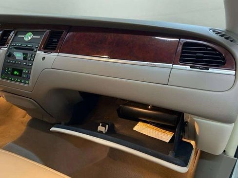 Used 2005 Lincoln Town Car Signature image 67