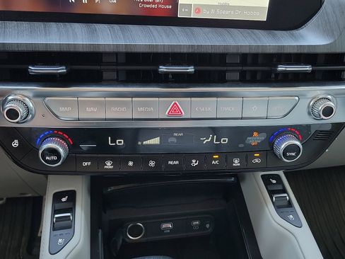 Used 2024 Kia Telluride SX Prestige w/ Towing Package image 15