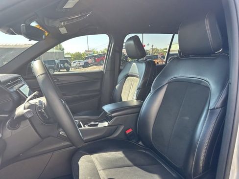 Used 2024 Jeep Grand Cherokee L Altitude image 13