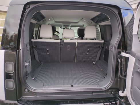 New 2026 Land Rover Defender 110 X-Dynamic SE image 25