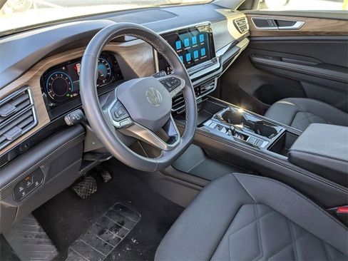 Used 2024 Volkswagen Atlas SE image 17