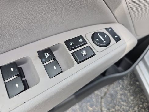 Used 2020 Hyundai Elantra Limited image 18