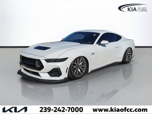 Used 2025 Ford Mustang GT Premium RWD image 2