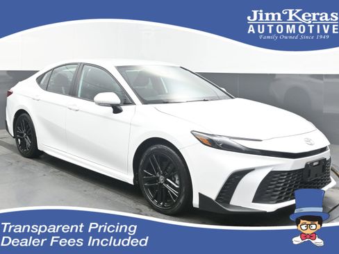 Used 2025 Toyota Camry SE FWD image 1