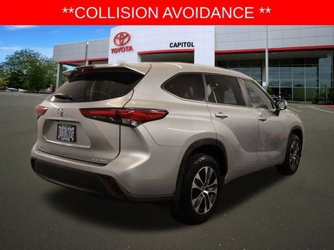 Used 2023 Toyota Highlander XLE AWD/4WD image 3