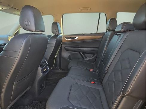 Used 2024 Volkswagen Atlas SE w/ Black Wheel Package image 16
