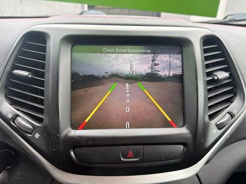 Used 2017 Jeep Cherokee Trailhawk w/ Cold Weather Group AWD/4WD image 32