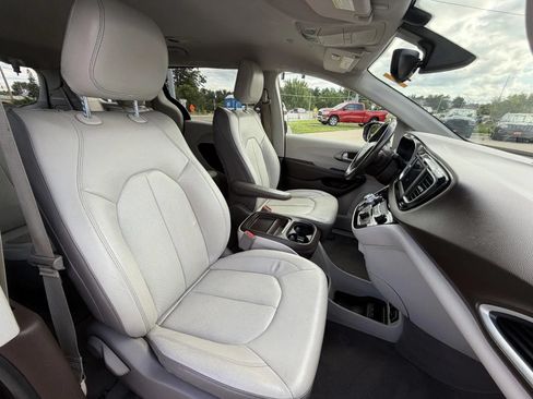 Used 2018 Chrysler Pacifica Touring-L FWD image 15