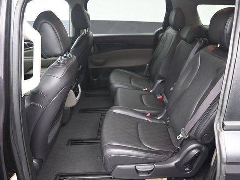 Certified 2025 Kia Carnival LXS image 28