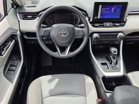 Used 2023 Toyota RAV4 XLE Premium image 11