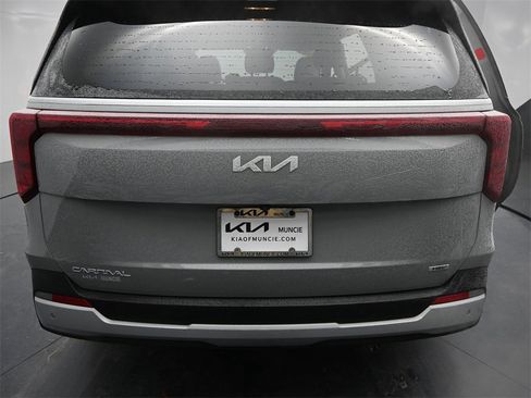 Certified 2025 Kia Carnival EX image 9