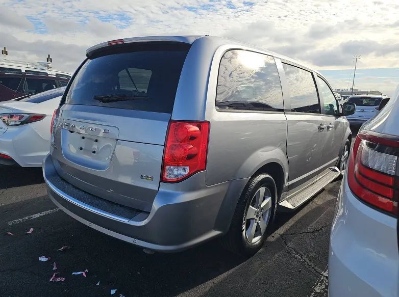 Used 2018 Dodge Grand Caravan SE w/ Rear Park Assist Package FWD image 2