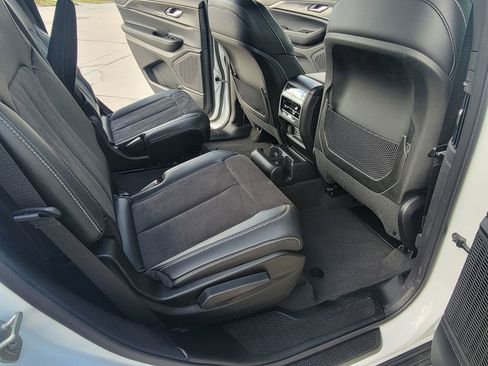 Used 2024 Jeep Grand Cherokee L Laredo image 16