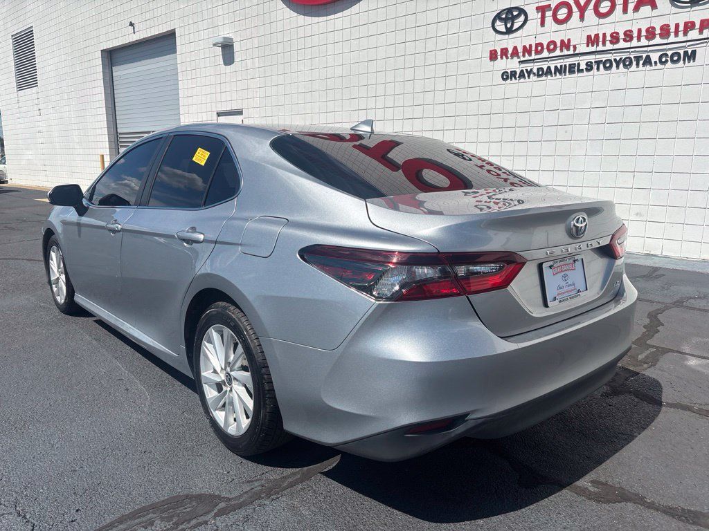 Used 2022 Toyota Camry LE FWD image 5