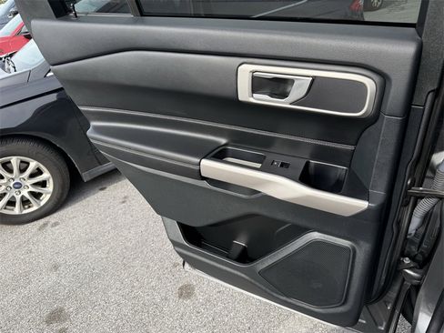 Used 2024 Ford Explorer XLT image 32