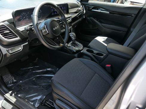 Certified 2025 Kia Seltos X-Line AWD/4WD image 11