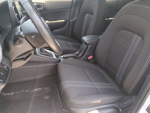 Used 2025 Hyundai Venue SEL FWD image 25
