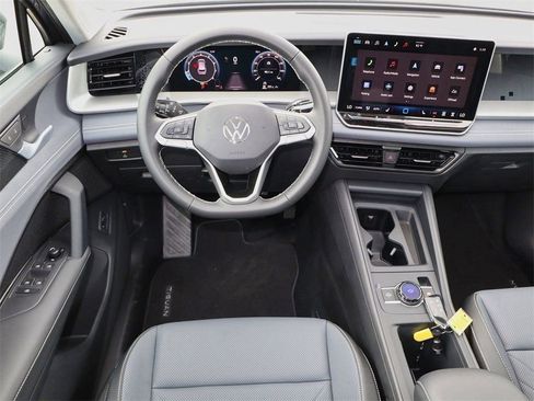 New 2025 Volkswagen Tiguan SE image 18