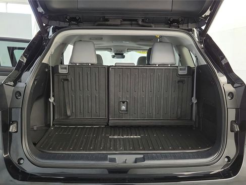 Certified 2022 Toyota Highlander XLE image 32