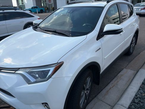 Used 2018 Toyota RAV4 XLE AWD/4WD image 3
