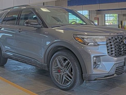 Used 2025 Ford Explorer ST-Line w/ ST-Line Street Pack image 2