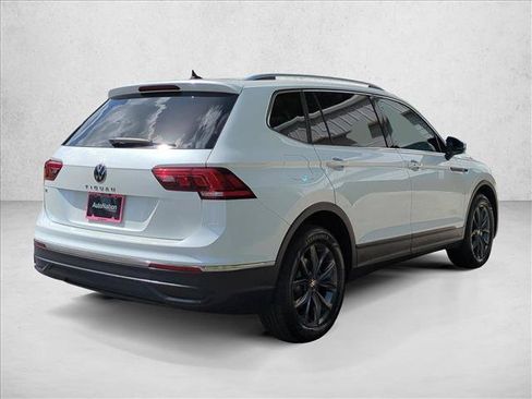 Used 2023 Volkswagen Tiguan SE w/ Panoramic Sunroof Package FWD image 5