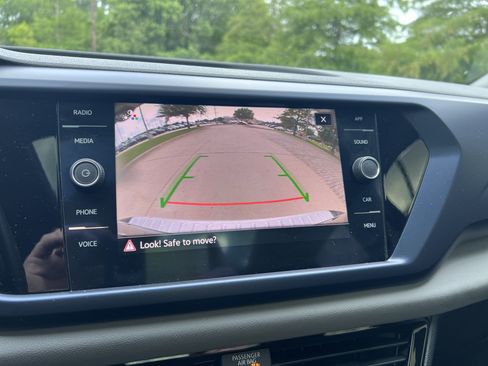 Certified 2022 Volkswagen Taos SE w/ Panoramic Sunroof Package FWD image 21