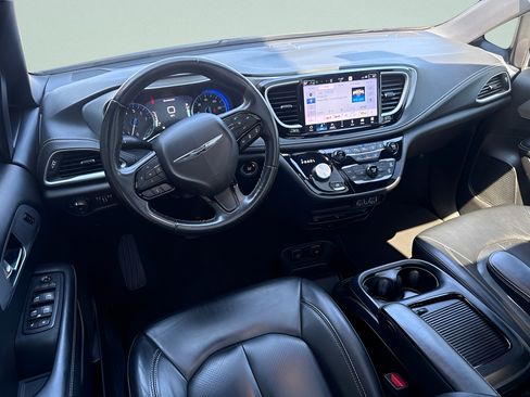 Used 2021 Chrysler Pacifica Touring-L w/ Uconnect Theater Family Group FWD image 15
